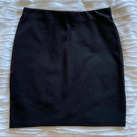 Mid rise black Aritzia (Talula) skirt - Picture 4 of 4